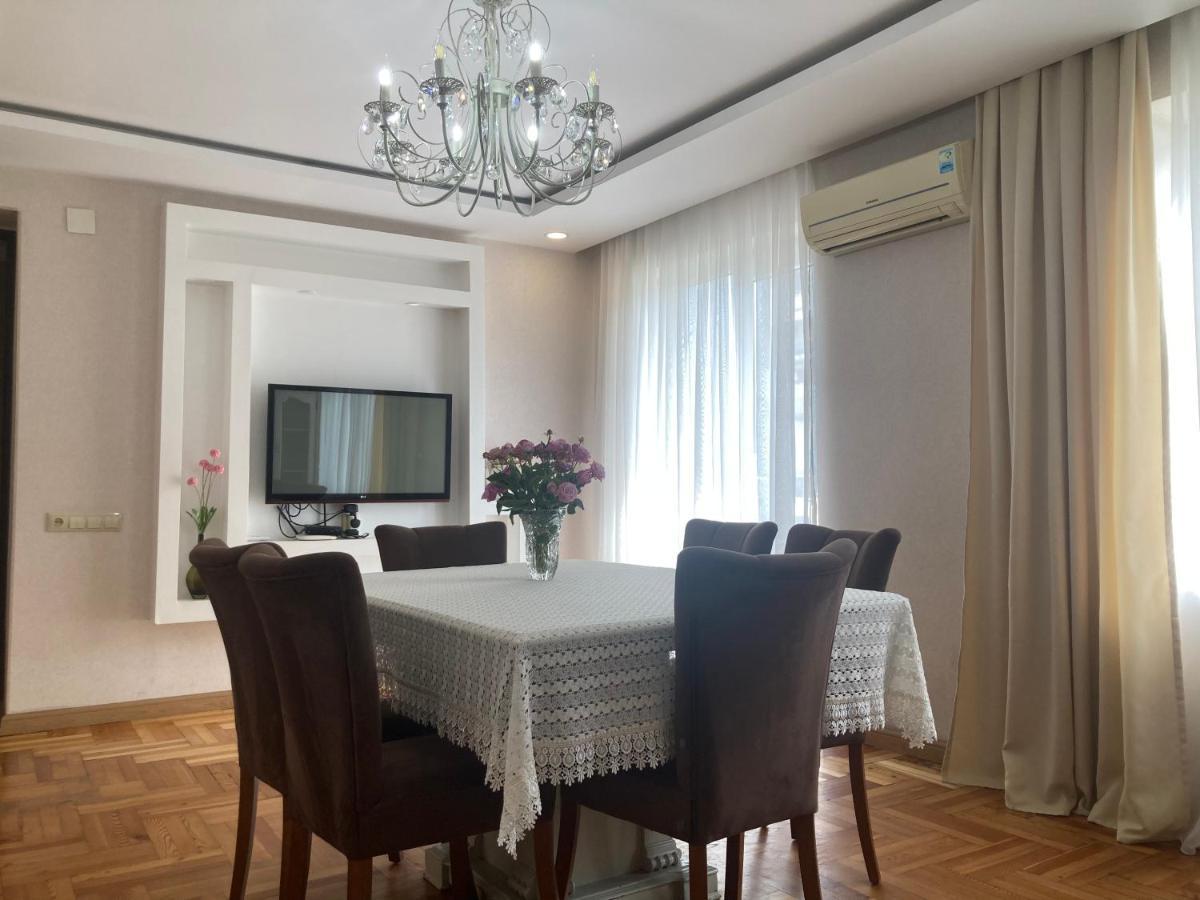 Apartment Near The Sea Batumi Bagian luar foto