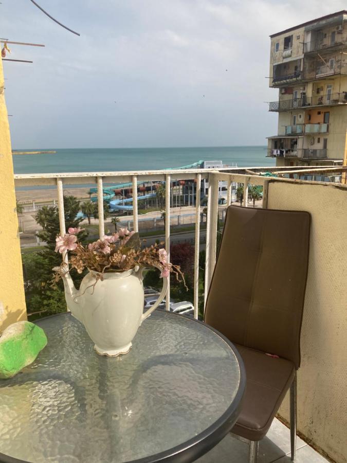 Apartment Near The Sea Batumi Bagian luar foto