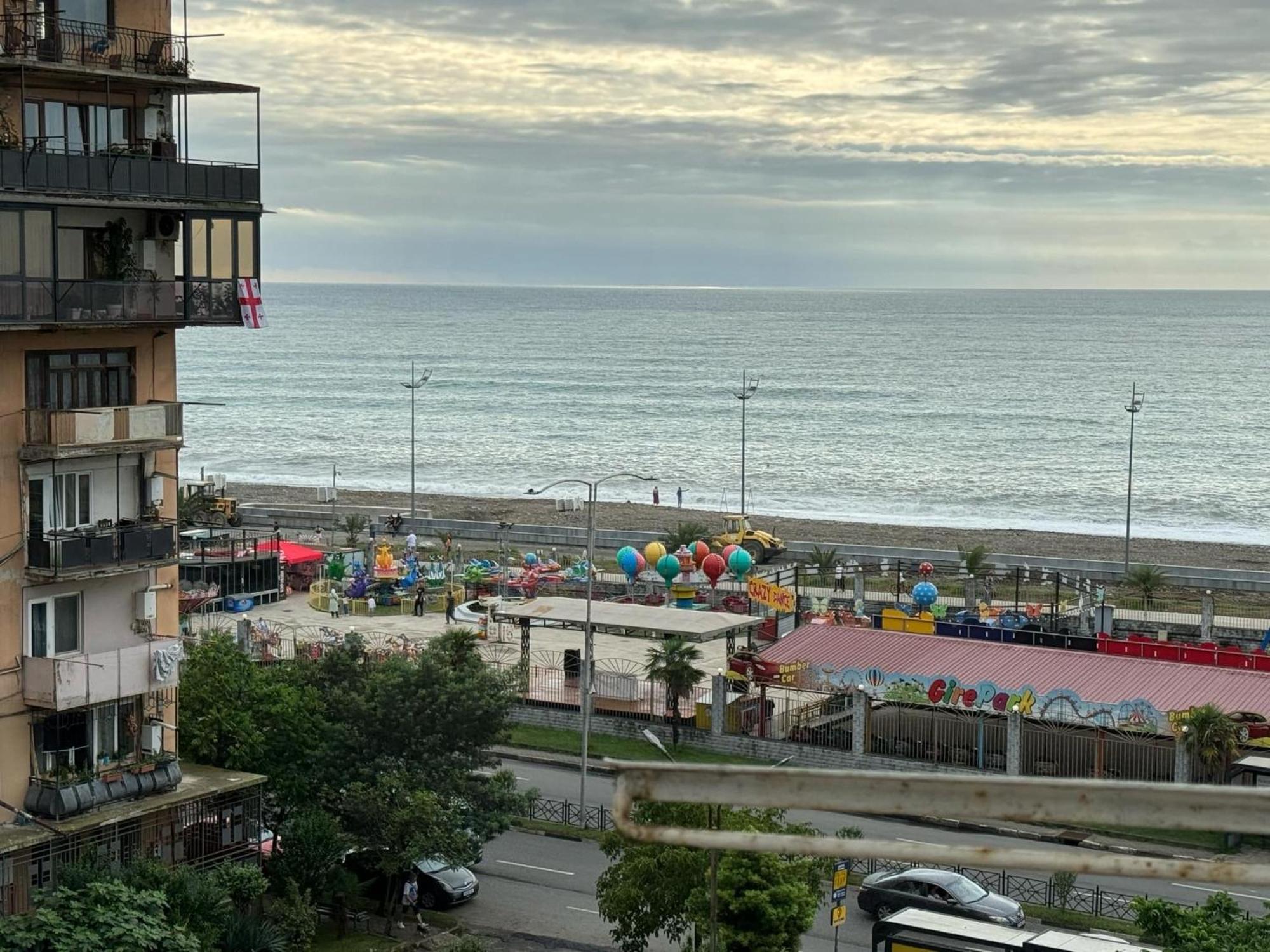 Apartment Near The Sea Batumi Bagian luar foto